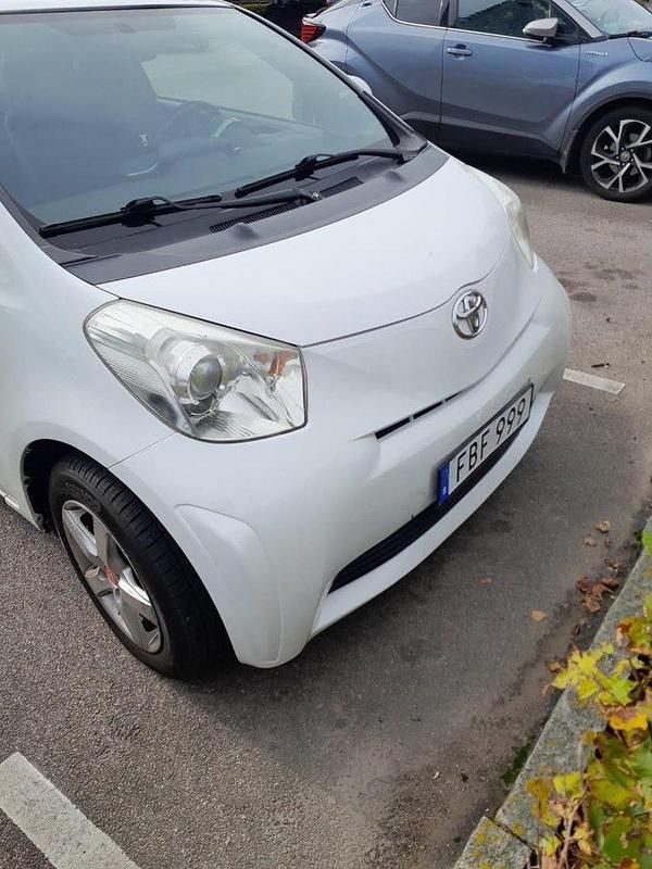 Vit Begagnad 2009 Toyota iQ Halvkombi | 43 000 kr (Marknadspris) - Bild 1/4