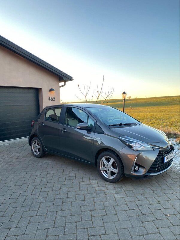 Grå Begagnad 2017 Toyota Yaris Hybrid Active Halvkombi | 139 000 kr (Marknadspris) - Bild 1/4