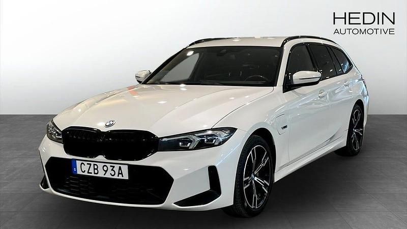 Vit Begagnad 2022 BMW 330 M Sport Kombi | 359 900 kr (Dyr) - Bild 1/4