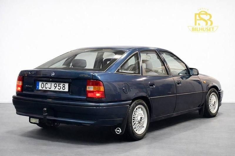 Begagnad Opel Vectra 116 HK (85 kW) 1990 Blå Halvkombi