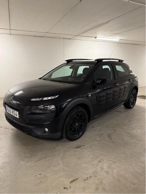 Svart Begagnad 2016 Citroën C4 Cactus PureTech Halvkombi | 93 000 kr (Marknadspris) - Bild 1/4