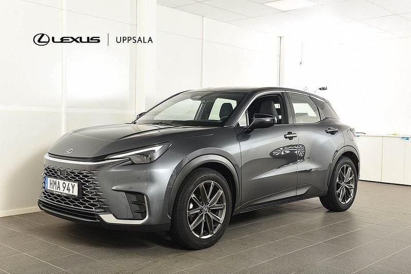 Grå Begagnad 2024 Lexus LBX SUV | 368 900 kr (Marknadspris) - Bild 1/4