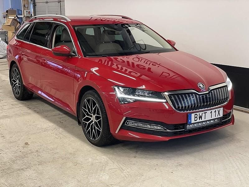 Röd Begagnad 2020 Skoda Superb Kombi | 269 900 kr (Marknadspris) - Bild 1/3