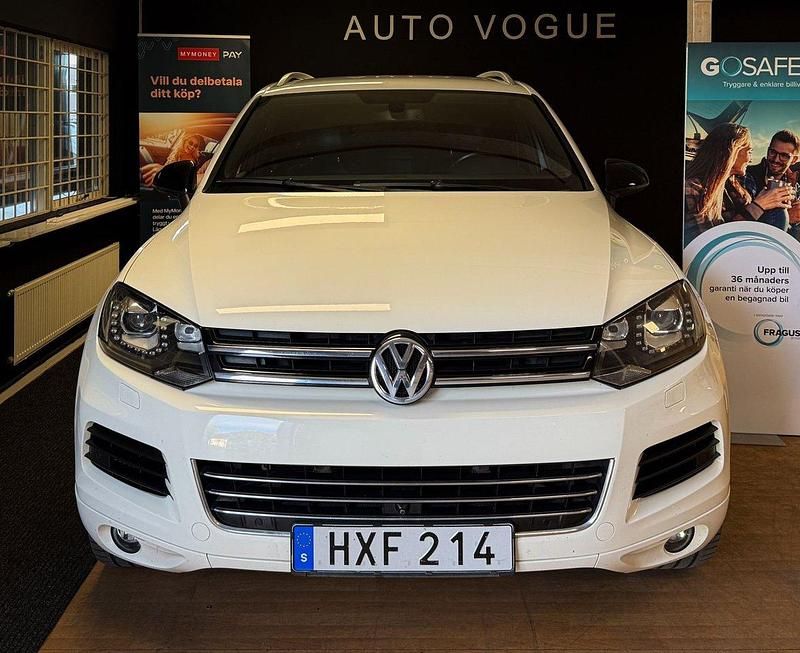 Vit Begagnad 2012 VW Touareg SUV | 144 900 kr (Marknadspris) - Bild 1/4