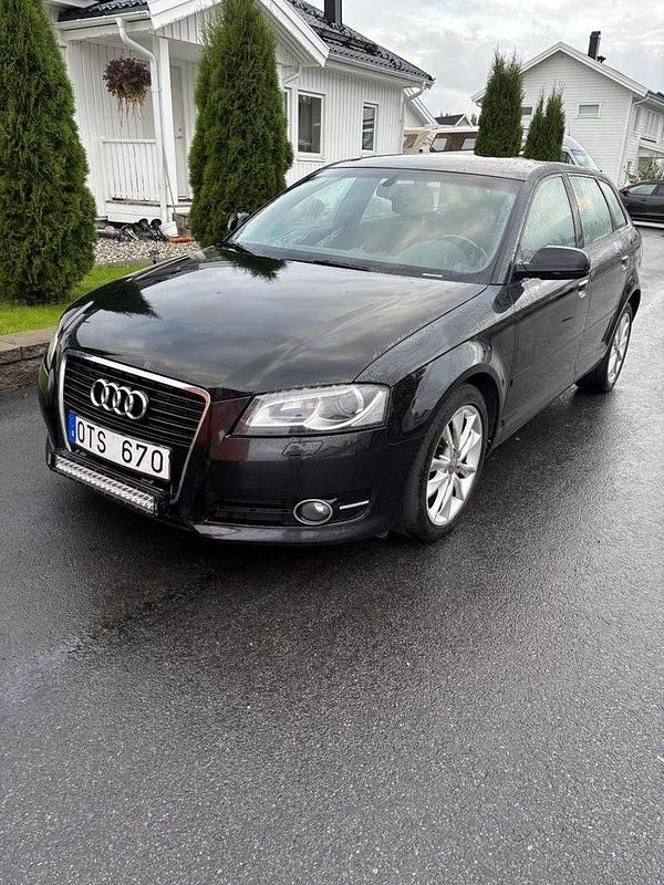 Svart Begagnad 2013 Audi A3 Sportback Comfort Halvkombi | 69 000 kr (Bra pris) - Bild 1/4