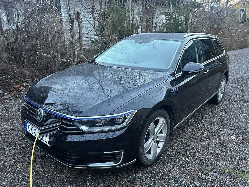 Svart metallic Begagnad 2017 VW Passat GTE Kombi | 169 000 kr (Bra pris) - Bild 1/4
