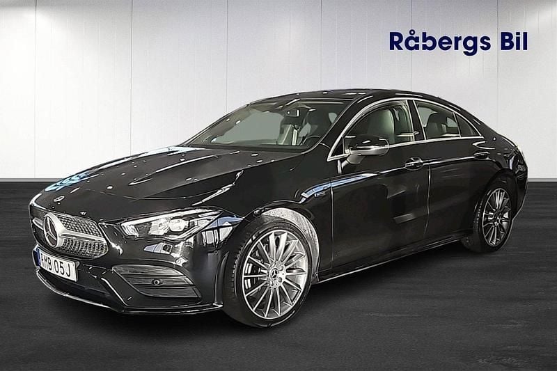 Svart (kosmossvart metallic) Begagnad 2020 Mercedes CLA250e Premium Sedan | 399 800 kr - Bild 1/4
