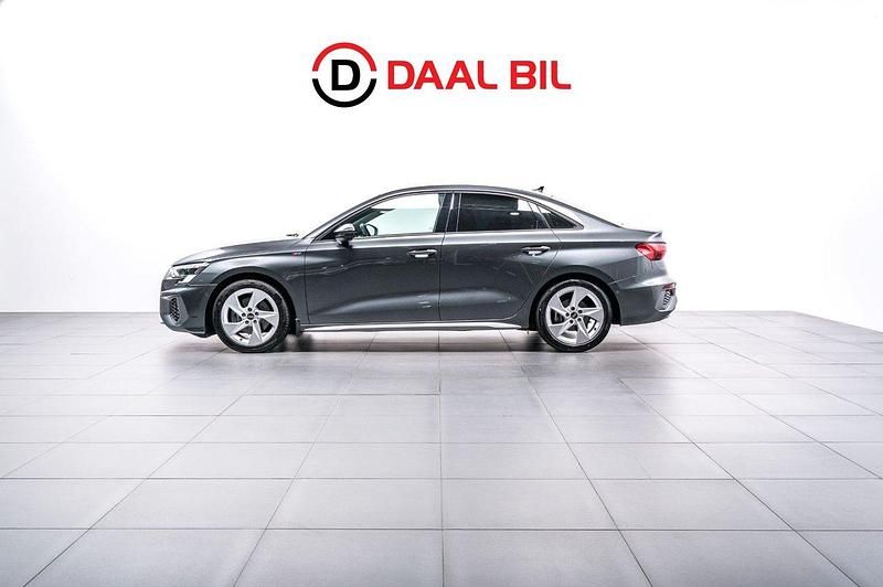 Grå Begagnad 2023 Audi A3 S-Line Sedan | 339 700 kr (Marknadspris) - Bild 1/4