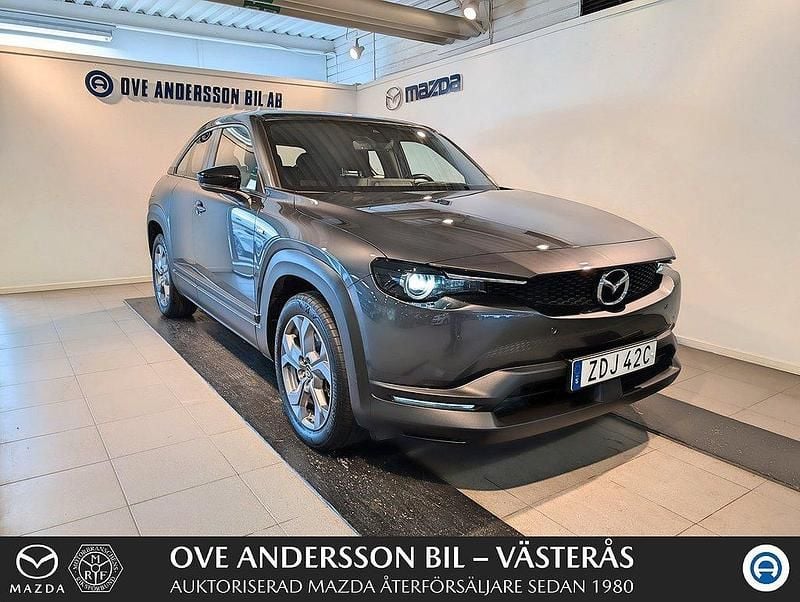 Grå Begagnad 2022 Mazda MX30 Exclusive-Line SUV | 174 900 kr (Marknadspris) - Bild 1/4