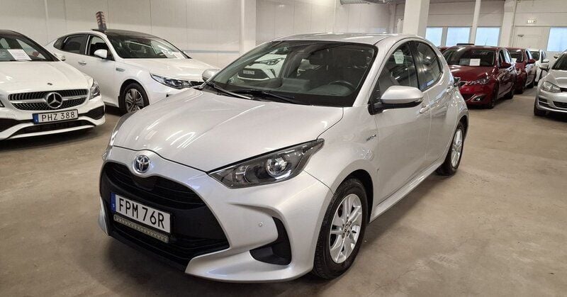 Silver Begagnad 2021 Toyota Yaris Hybrid Active Halvkombi | 164 999 kr (Marknadspris) - Bild 1/3