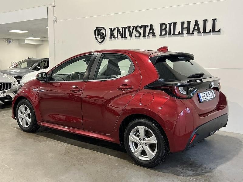 Begagnad Toyota Yaris Hybrid Active 116 HK (85 kW) 2021 Röd Halvkombi