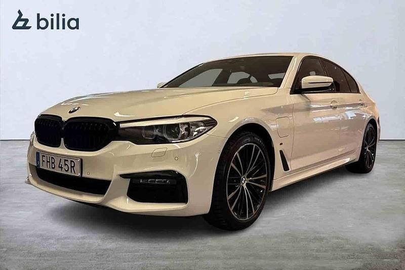 Vit Begagnad 2020 BMW 530e iPerformance Sedan | 349 900 kr (Marknadspris) - Bild 1/1