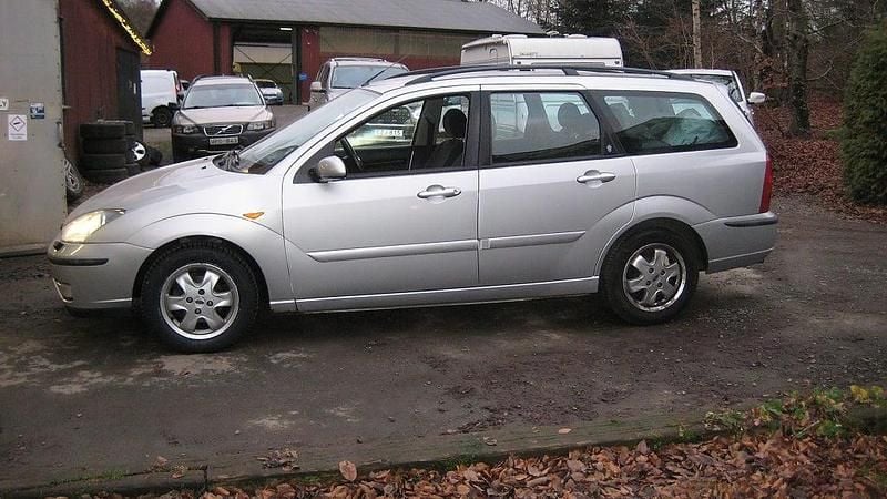 Begagnad Ford Focus 101 HK (74 kW) 2003 Silver Kombi