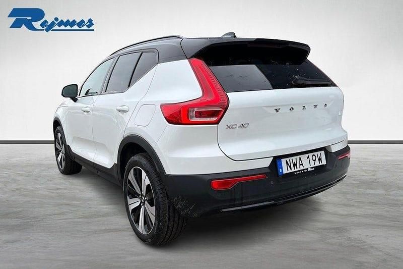 Begagnad Volvo XC40 Core 175 kW (238 HK) 2023 Crystal vit metallic SUV