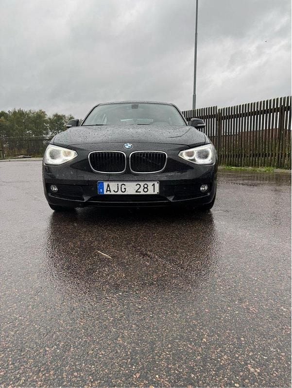 Svart Begagnad 2014 BMW 118 Halvkombi | 95 000 kr (Marknadspris) - Bild 1/4