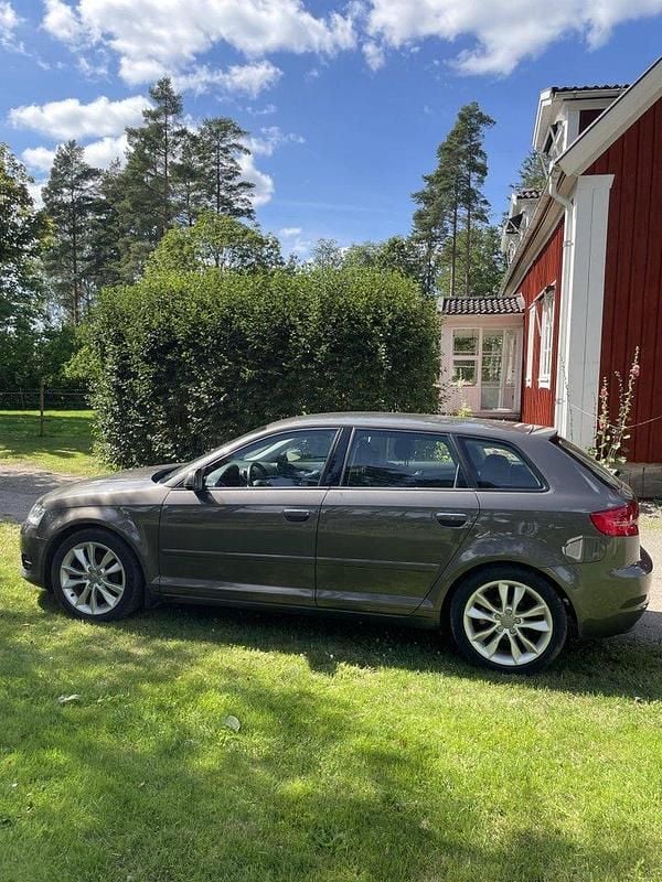 Grå Begagnad 2012 Audi A3 Sportback Comfort Halvkombi | 40 000 kr (Marknadspris) - Bild 1/4