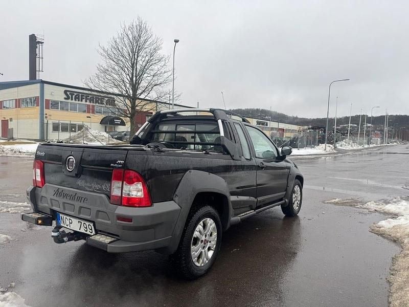 Begagnad Fiat Strada 95 HK (69 kW) 2013 Svart