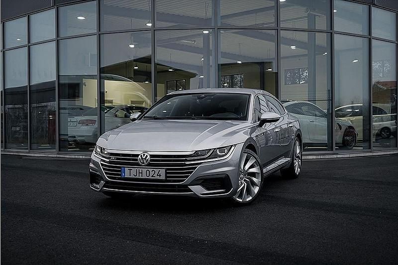 Silver Begagnad 2018 VW Arteon R-line Halvkombi | 249 900 kr (Lite dyr) - Bild 1/4