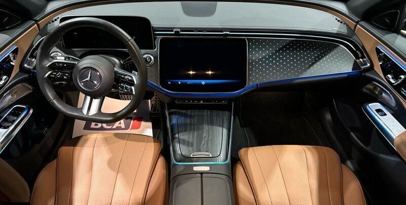 Mörkblå (nautiskblå metallic ) Begagnad 2024 Mercedes E300 Premium Kombi | 579 000 kr - Bild 1/3