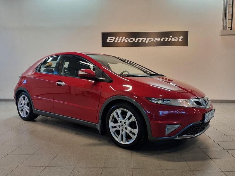 Röd Begagnad 2010 Honda Civic Sport Halvkombi | 69 900 kr (Marknadspris) - Bild 1/4