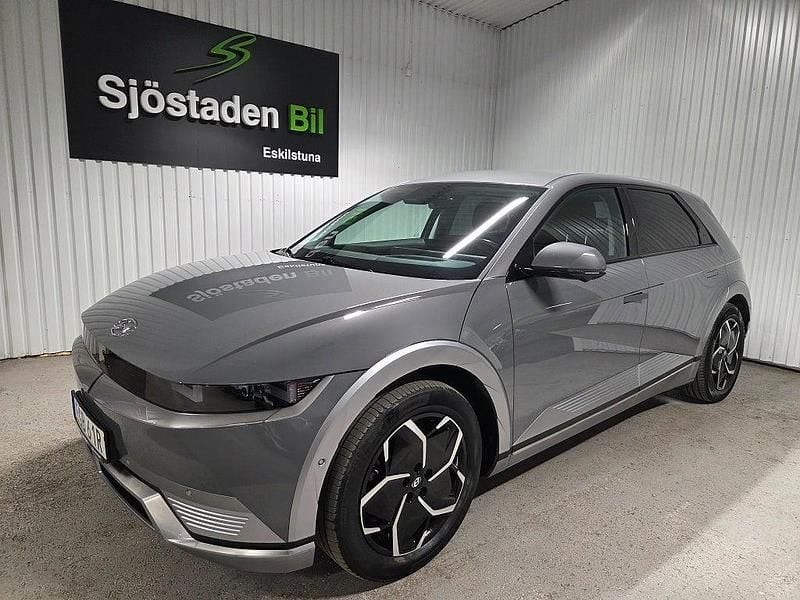 Grå Begagnad 2022 Hyundai Ioniq 5 Advanced SUV | 359 900 kr - Bild 1/4