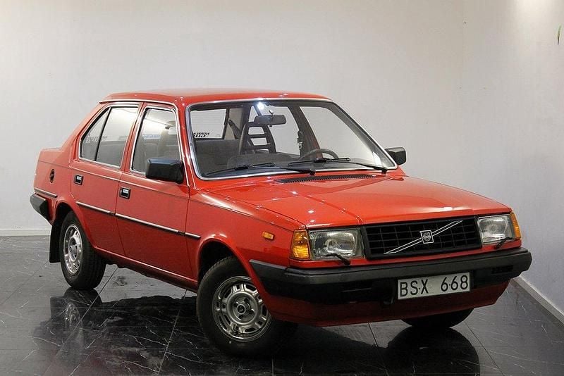 Röd Begagnad 1984 Volvo 340 Sedan | 79 900 kr - Bild 1/4