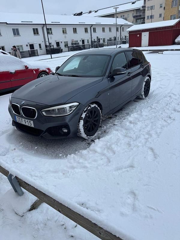 Grå metallic Begagnad 2018 BMW 118 Halvkombi | 156 900 kr (Bra pris) - Bild 1/4