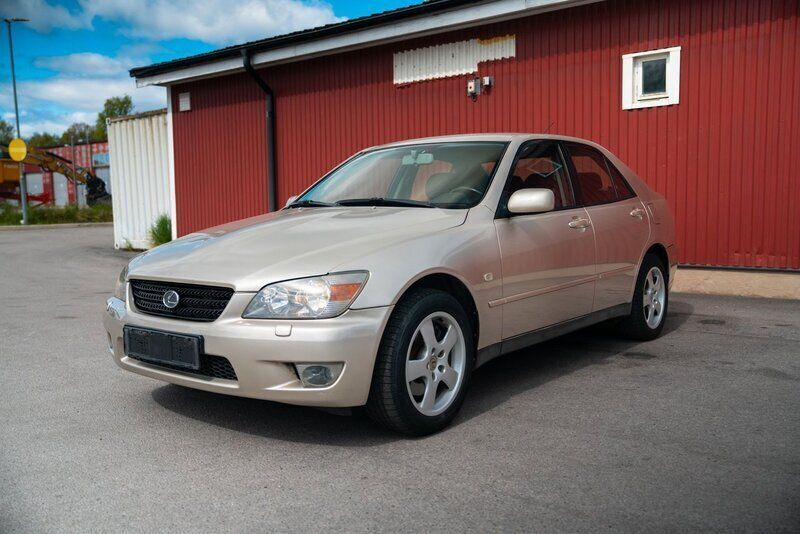 Ljusbrun (brun) Begagnad 2004 Lexus IS200 Sedan | 54 500 kr - Bild 1/4