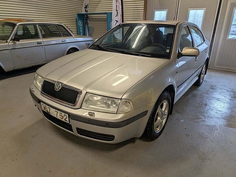 Begagnad Skoda Octavia Tour 102 HK (75 kW) 2000 Silver Halvkombi