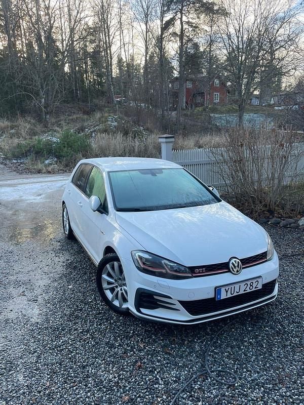 Begagnad 2018 VW Golf VII GTI Halvkombi | 219 000 kr (Bra pris) - Bild 1/4