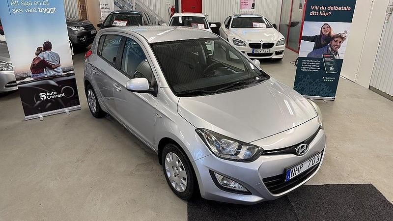 Begagnad Hyundai i20 Select 84 HK (61 kW) 2013 Silver Halvkombi