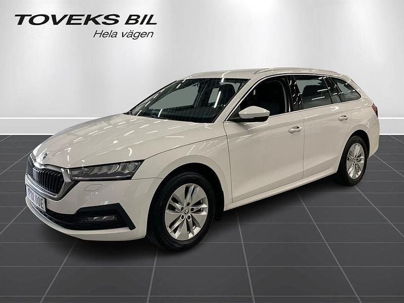 Vit (candy white) Begagnad 2023 Skoda Octavia Ambition Kombi | 224 500 kr (Bra pris) - Bild 1/4