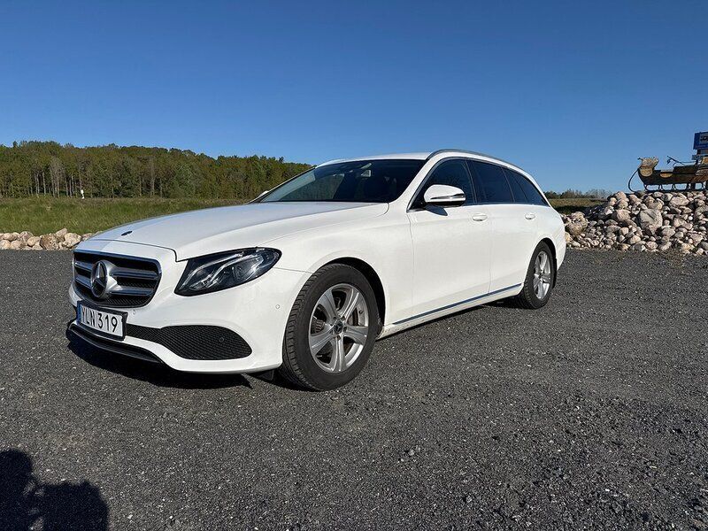 Vit (polarvit) Begagnad 2018 Mercedes E200 Avantgarde Kombi | 269 000 kr (Lite dyr) - Bild 1/4