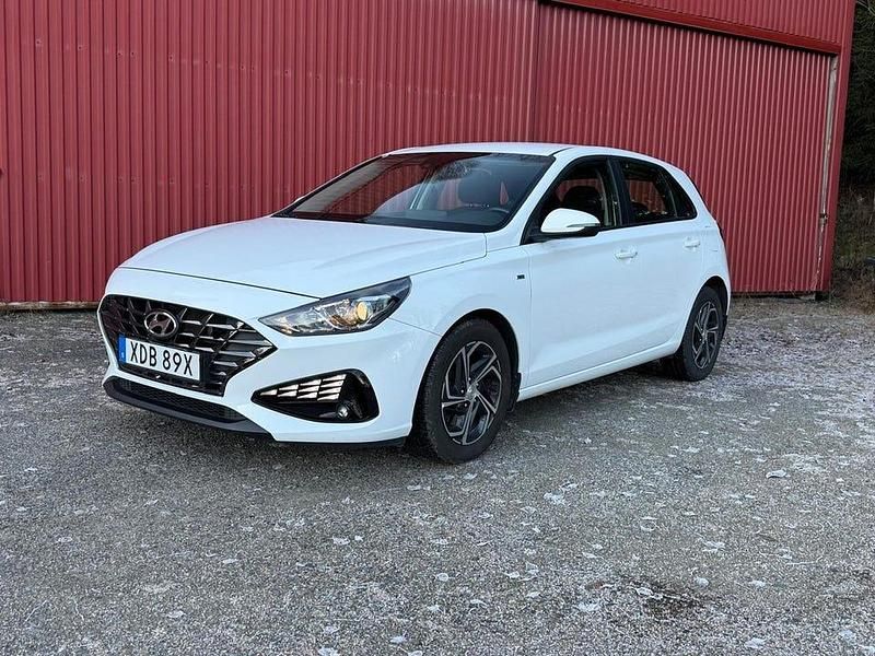 Vit Begagnad 2020 Hyundai i30 Essential Halvkombi | 174 500 kr (Marknadspris) - Bild 1/4