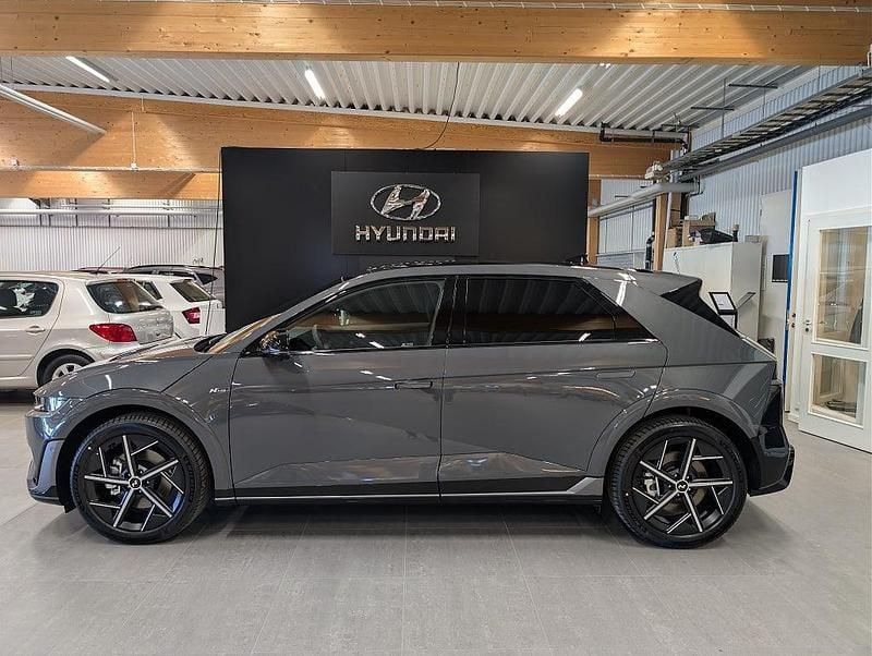 Grå Ny 2025 Hyundai Ioniq 6 N Line Sedan | 679 900 kr - Bild 1/4