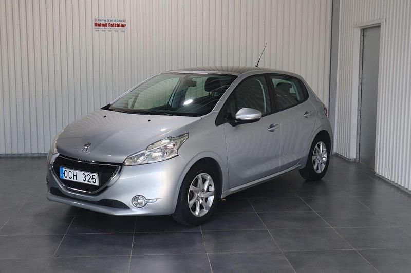 Ljusgrå Begagnad 2013 Peugeot 208 Halvkombi | 79 900 kr (Dyr) - Bild 1/4