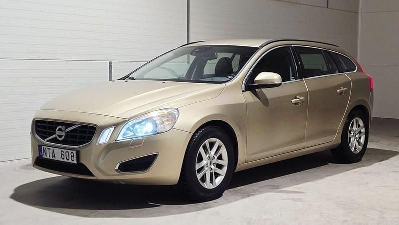 Ljusbrun Begagnad 2010 Volvo V60 Momentum Kombi | 74 900 kr (Marknadspris) - Bild 1/4