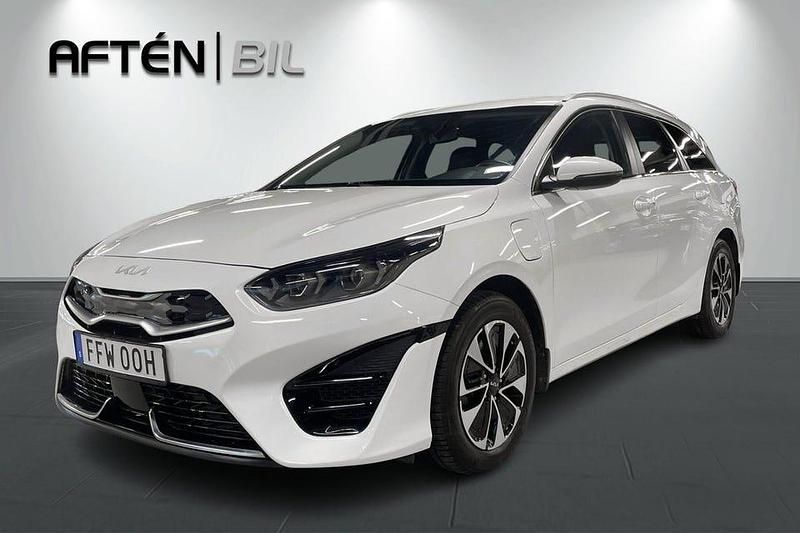 Deluxe white metallic Begagnad 2022 Kia Ceed Advance Halvkombi | 249 800 kr (Marknadspris) - Bild 1/3