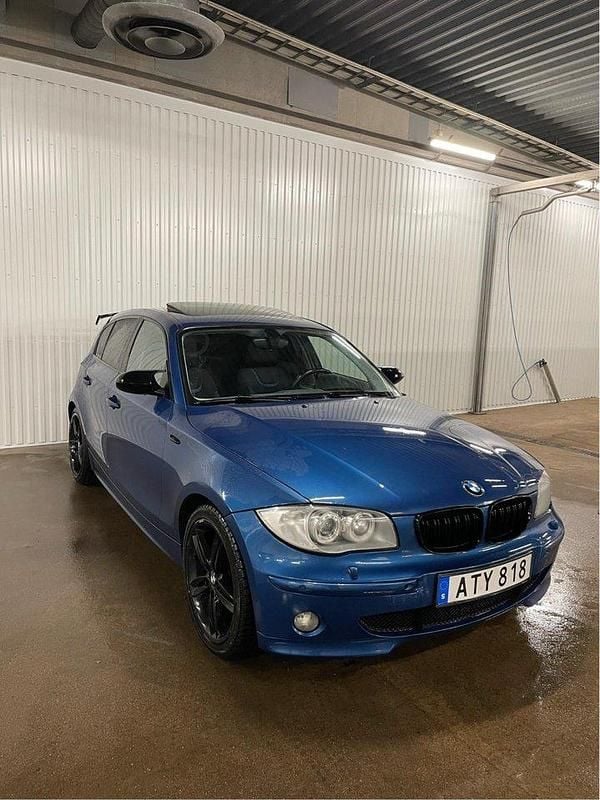 Blå Begagnad 2005 BMW 120 Advantage Halvkombi | 50 000 kr (Marknadspris) - Bild 1/4