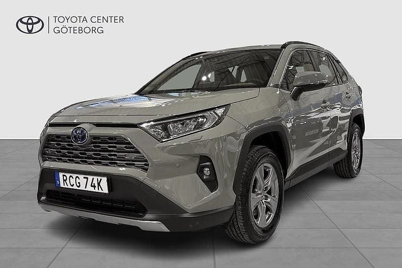 Grön Ny 2025 Toyota RAV4 Hybrid Active SUV | 414 900 kr (Bra pris) - Bild 1/4