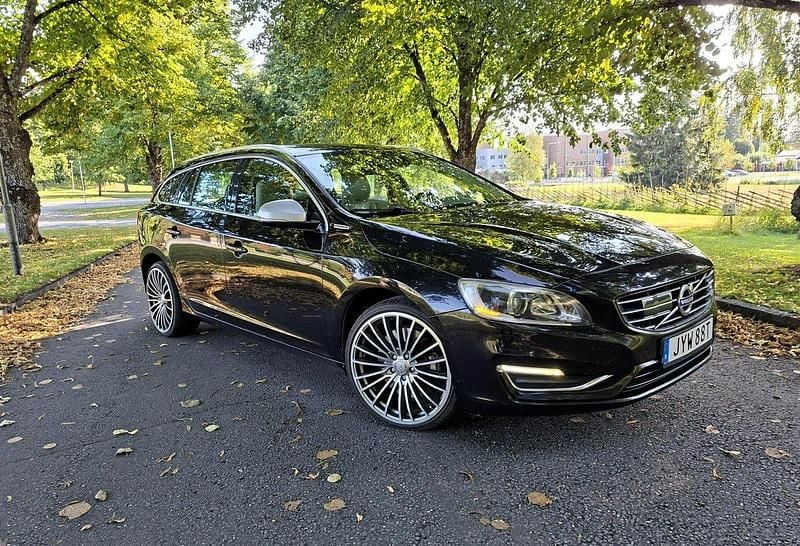 Svart Begagnad 2014 Volvo V60 Summum Kombi | 99 900 kr (Superpris) - Bild 1/4