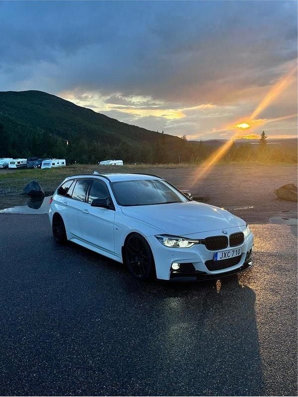 Vit Begagnad 2016 BMW 320 M Sport Kombi | 219 000 kr - Bild 1/4
