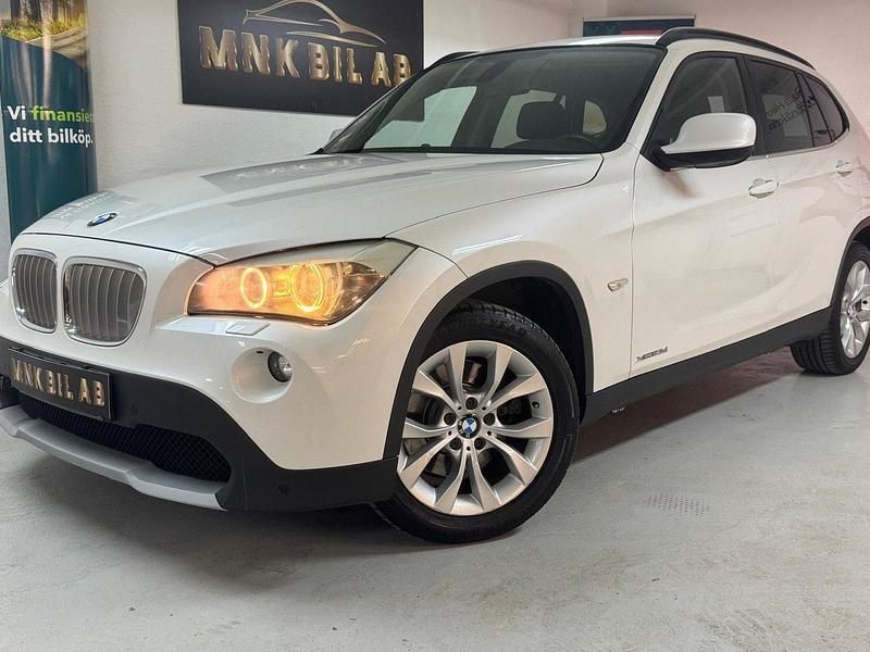 Vit Begagnad 2011 BMW X1 SUV | 119 900 kr (Marknadspris) - Bild 1/4