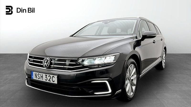 Mörkgrå Begagnad 2023 VW Passat GTE Kombi | 329 900 kr (Bra pris) - Bild 1/4