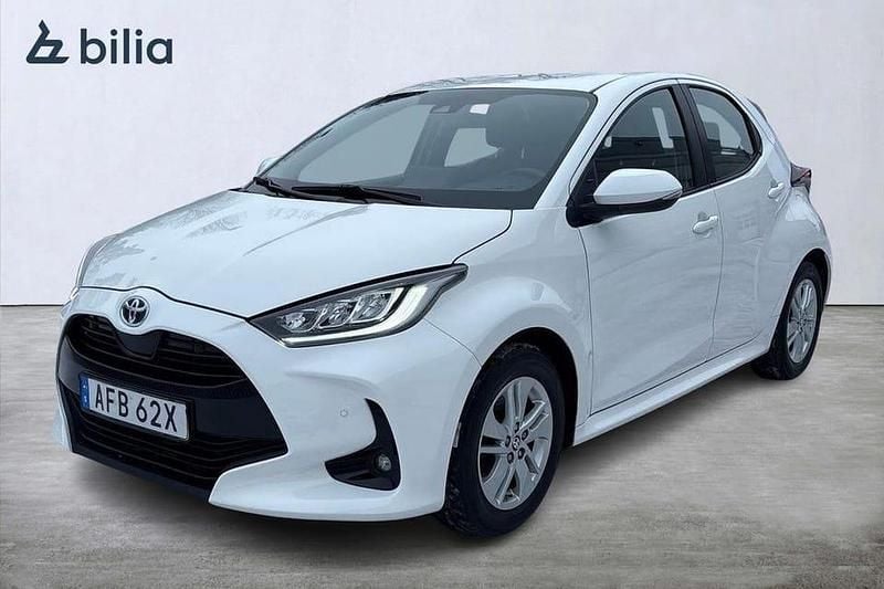 Vit Begagnad 2022 Toyota Yaris Hybrid Active Halvkombi | 209 900 kr (Marknadspris) - Bild 1/3