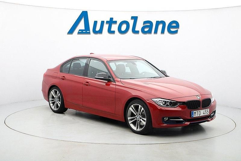 Röd Begagnad 2012 BMW 328 Sedan | 159 900 kr (Marknadspris) - Bild 1/3