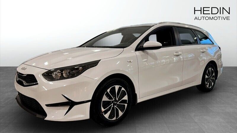 Vit (white) Ny 2025 Kia Ceed Sportswagon 2 Kombi | 299 900 kr (Dyr) - Bild 1/4