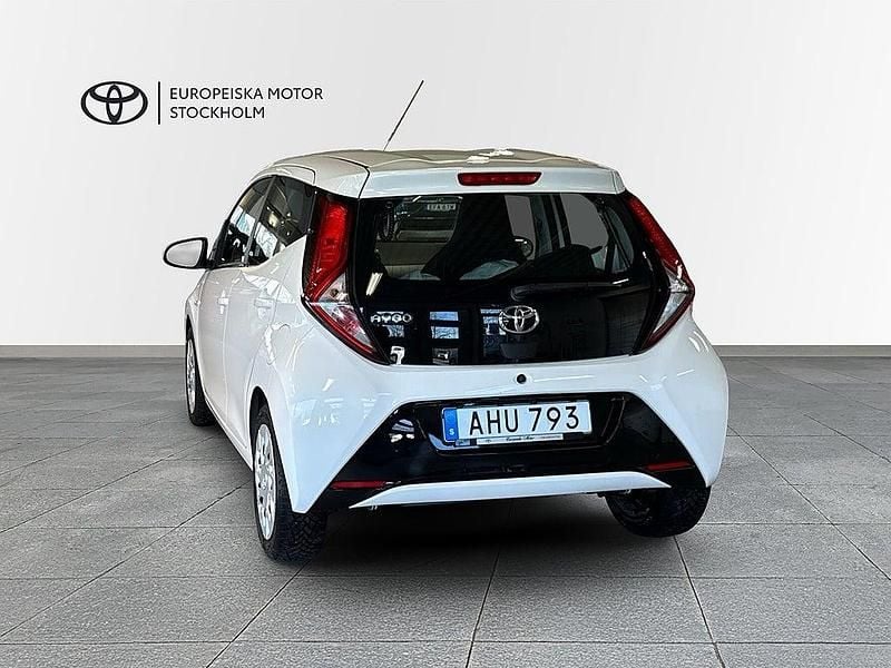 Begagnad Toyota Aygo X-play 72 HK (52 kW) 2018 Vit Halvkombi