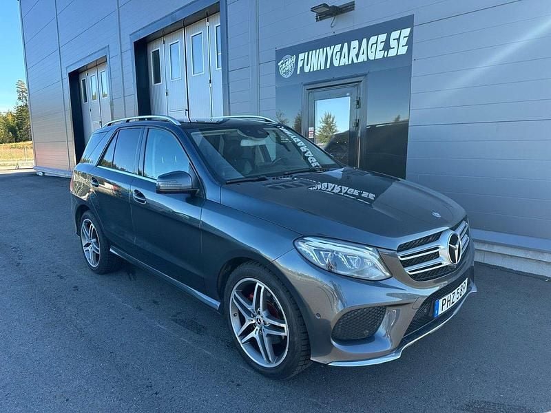 Grå (gråmetallic) Begagnad 2017 Mercedes GLE250 AMG line SUV | 329 000 kr - Bild 1/4