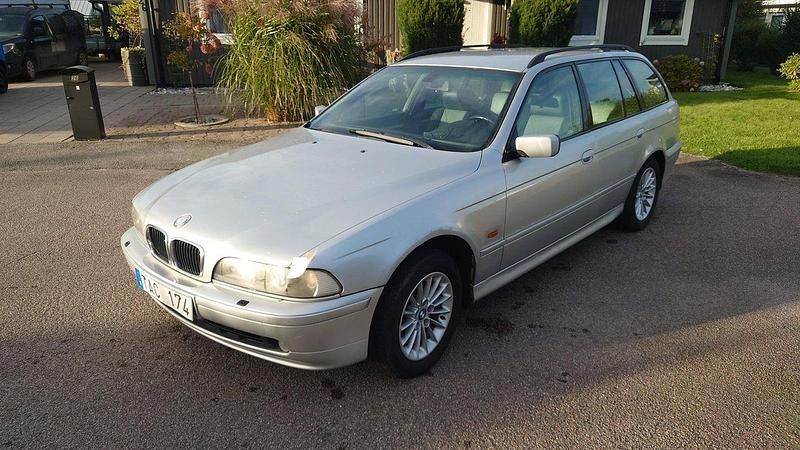 Grå Begagnad 2002 BMW 530 Kombi | 30 000 kr - Bild 1/4